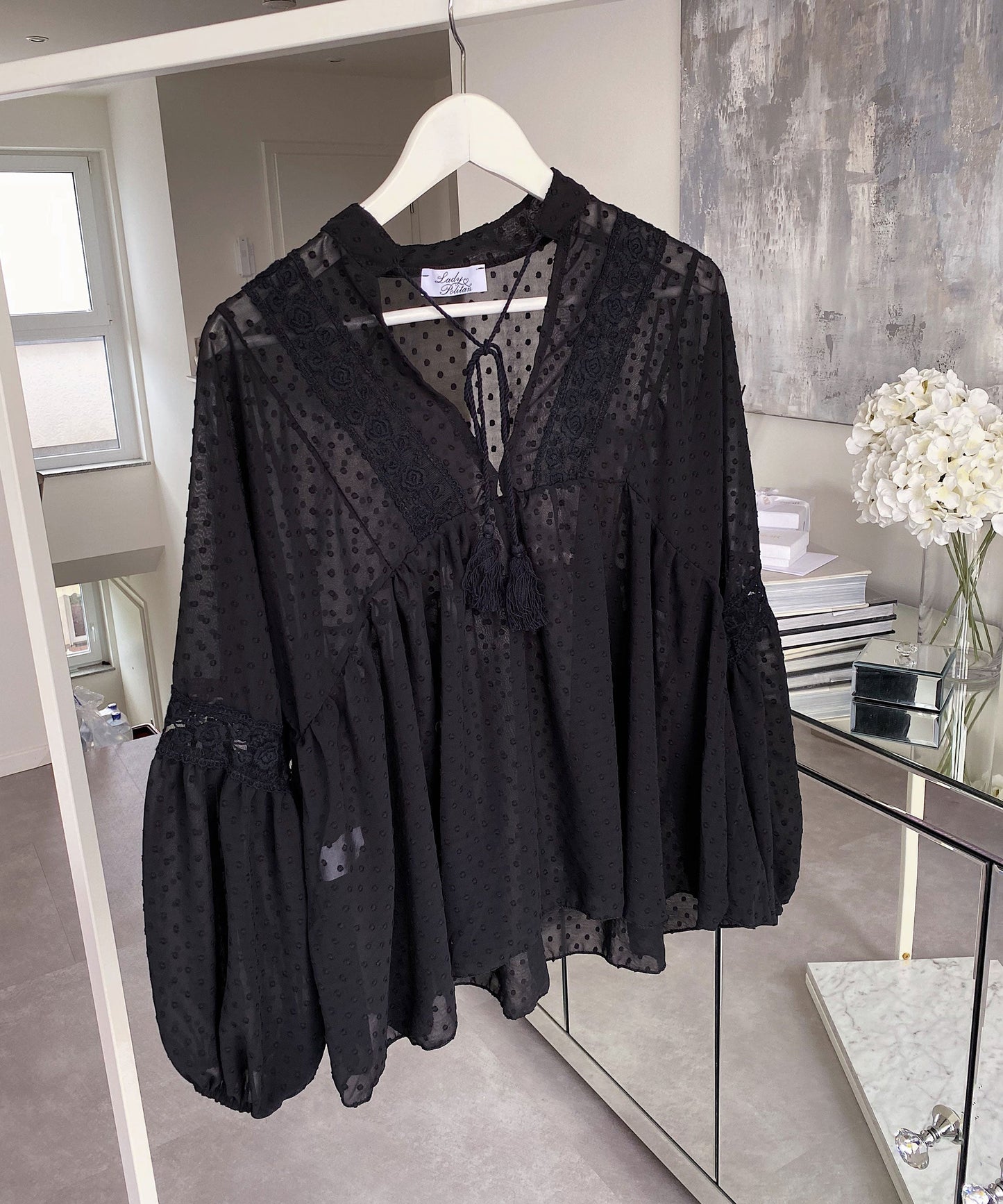 Victoria Black Bluse – Eleganz in Schwarz